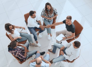 Yukarıdan bak. İş arkadaşlarıyla tokalaşma.