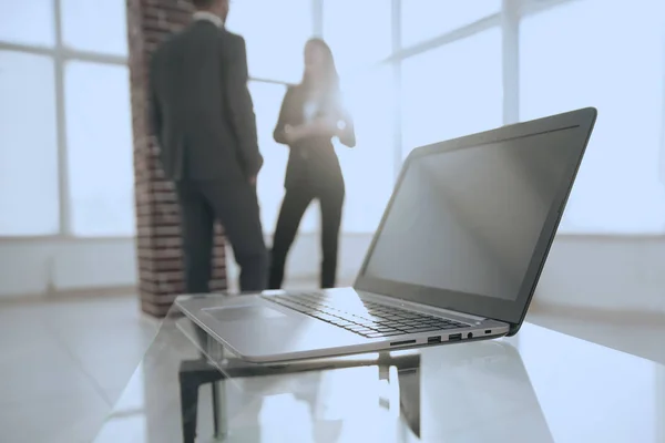 Mesa de espacio de trabajo funciona en la oficina con un ordenador — Foto de Stock