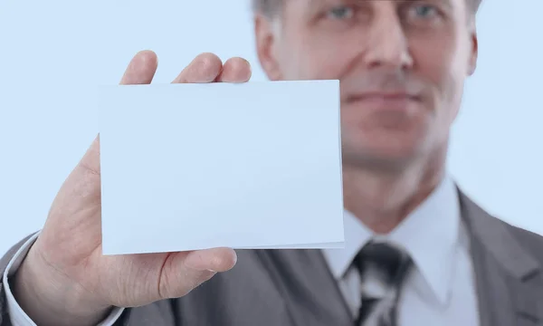 Homem de negócios sério mostrando cartão de visita em branco — Fotografia de Stock