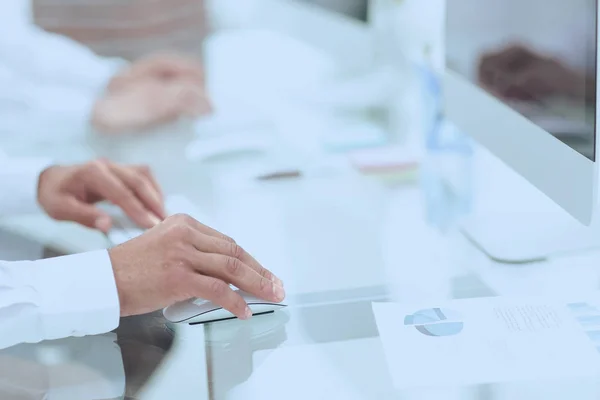 Manos escribiendo texto en el teclado de la computadora. fondo de negocio borroso . — Foto de Stock