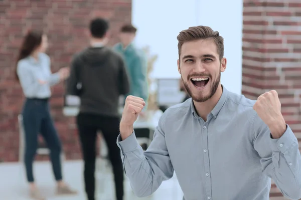 Hombre de negocios guapo celebrando la victoria gritando felizmente en th — Foto de Stock