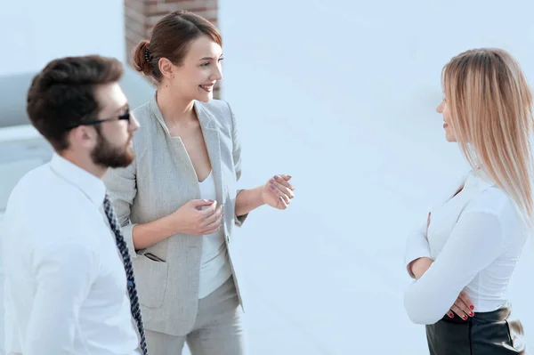 Gerente y equipo de negocios hablando en la oficina . —  Fotos de Stock