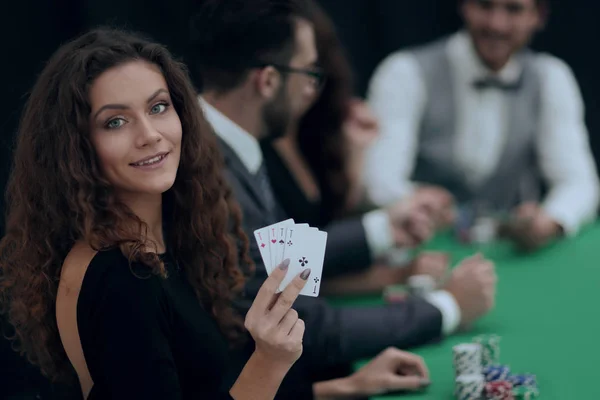 Beautiful woman showing a combination of four aces. — Stock Photo, Image