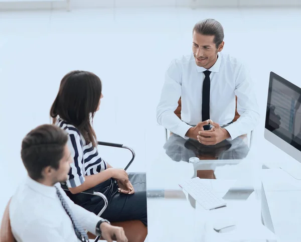 Uomo d'affari rotola il suo incontro con il team di lavoro — Foto Stock