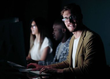 bilgisayar klavyede yazarak up.smiling işadamı kapatmak