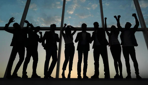 Silueta de un grupo de empresarios levantando la mano — Foto de Stock