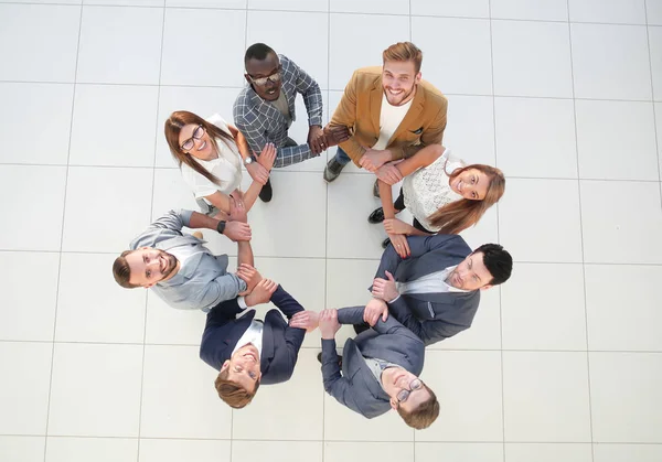 Das Business-Team hält sich die Hand — Stockfoto