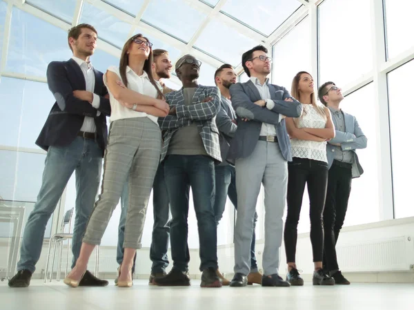 Gruppo di giovani di successo che guardano lo spazio di copia — Foto Stock