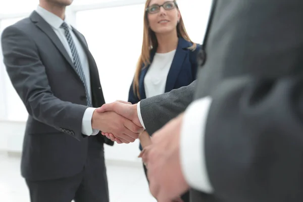 Geschäftliches Händeschütteln im Büro — Stockfoto