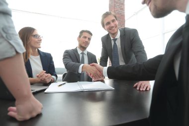 İş ortakları ofiste el sıkışıyor.