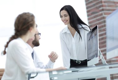 profesyonel uzmanlar şirketin mali tabloları tartışıyor