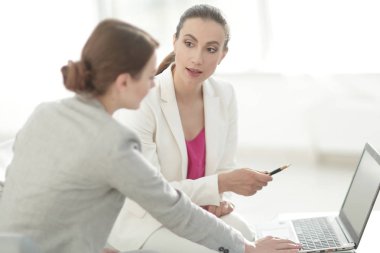 dizüstü bilgisayarda çalışan iki kadın tasarımcılar