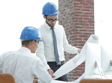 yeni bir projeyi tartışmak üzere mimar ve inşaat ustabaşı