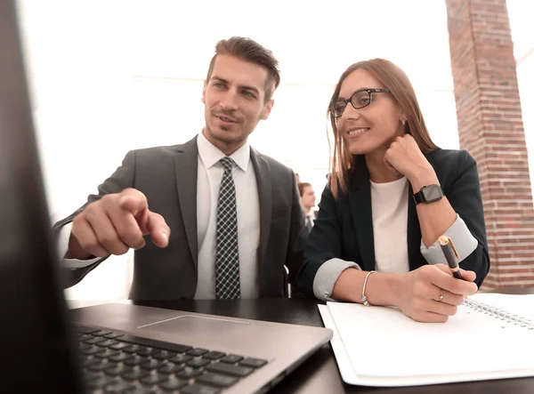 Due partner di successo che lavorano con un computer portatile — Foto Stock