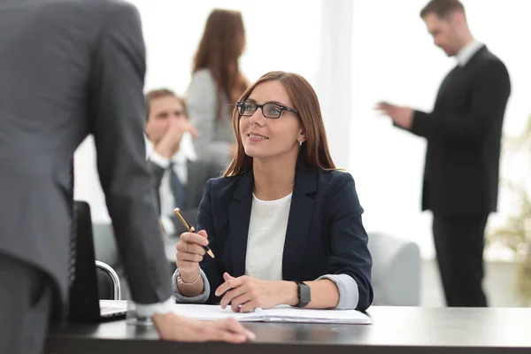 Young businessman explaining something — Stock Photo, Image