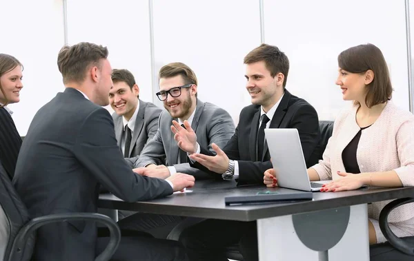 Empresário realizando uma oficina com equipe de negócios — Fotografia de Stock