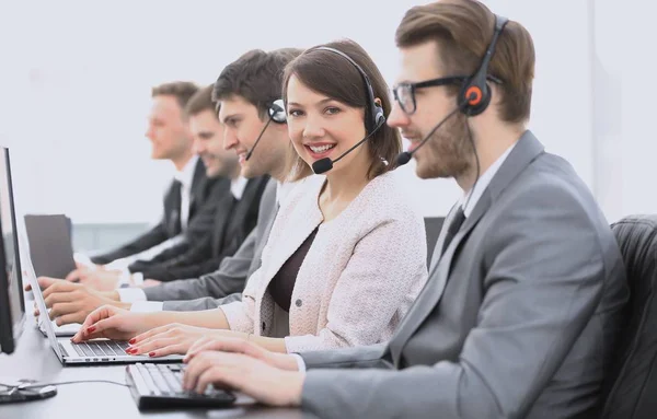 Exploitant callcenter met collega's zitten op de werkplek — Stockfoto