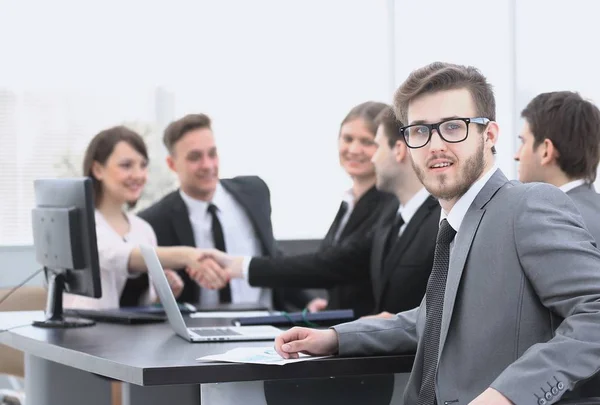 Handshake parceiros de negócios com o gerente em primeiro plano — Fotografia de Stock