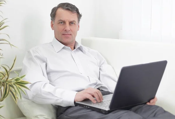 Homem de negócios com laptop trabalha na sala — Fotografia de Stock