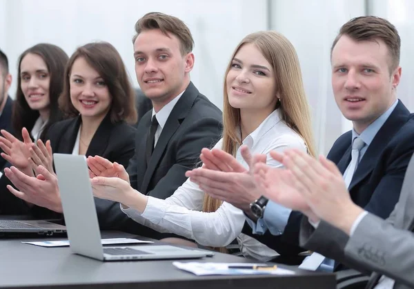 Business-team som applåderar högtalaren på verkstad — Stockfoto