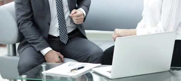 Empregados da empresa conversando no local de trabalho . — Fotografia de Stock