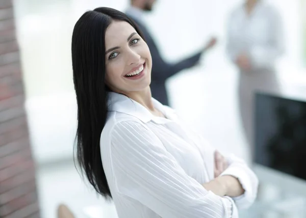 Perspectief succesvolle jonge vrouw in het kantoor — Stockfoto