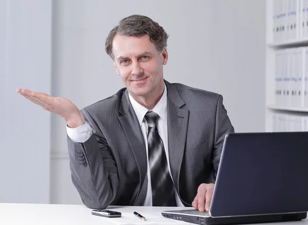 Primer plano. hombre de negocios confiado apuntando al espacio de copia . —  Fotos de Stock