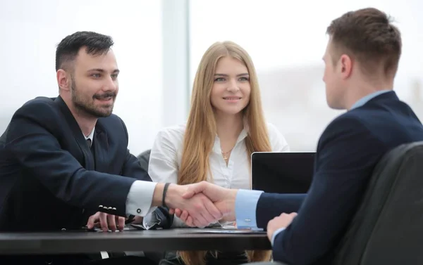 Finanzpartner per Handschlag am Tisch — Stockfoto