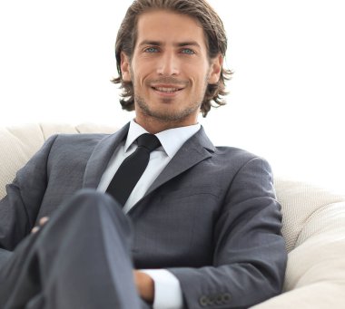 yakışıklı işadamı büyük bir rahat koltukta oturan.