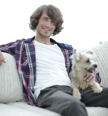 şık adam köpeğiyle kanepede oturan.