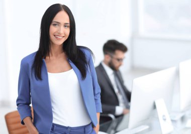 başarılı genç iş kadını çekici emin gülümseme ile