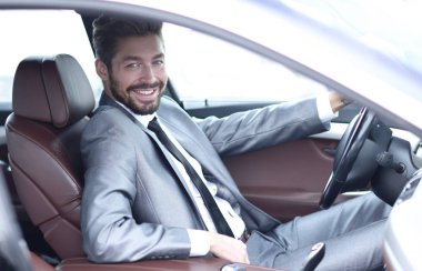 Arabasında sürücüleri koltukta yakışıklı işadamı