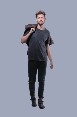 Sıradan giyinmiş genç yakışıklı bir adam.