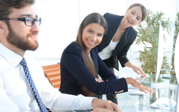 Nahaufnahme. Wirtschaftsteam diskutiert — Stockfoto