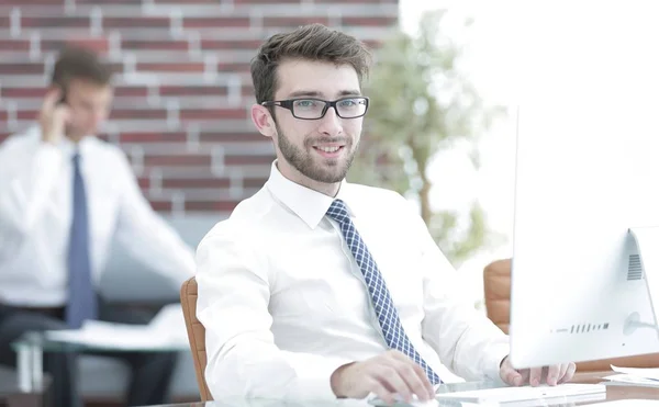 Manager works on a computer — Stock Photo, Image