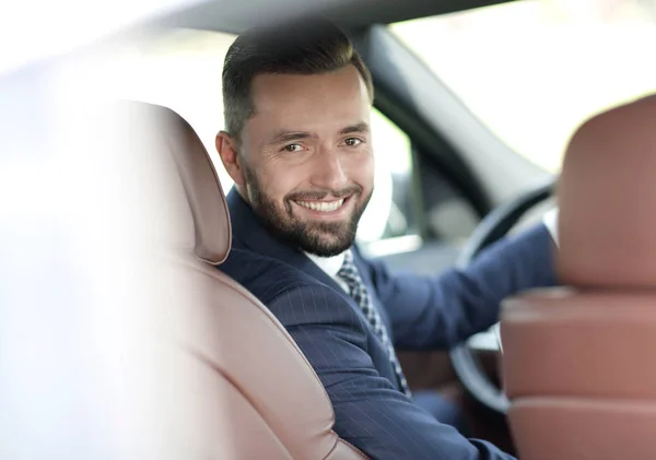 Primo piano di un uomo d'affari seduto al volante di un'auto — Foto Stock