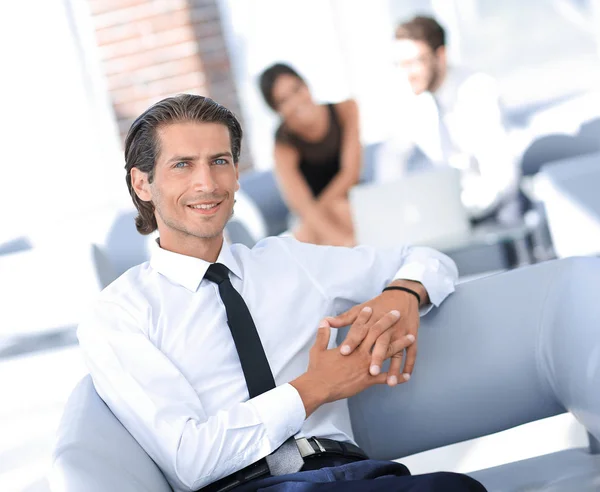 Portrait d'un jeune homme d'affaires sur fond flou bureau — Photo