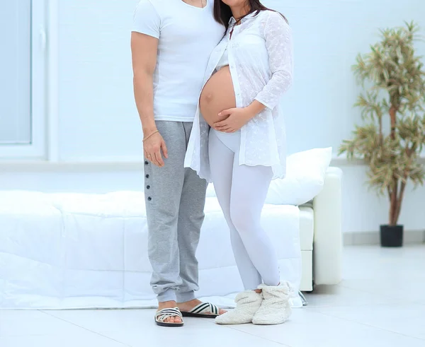 Closeup.a 임신한 여자와 새 아파트에 서 있는 그녀의 남편. — 스톡 사진