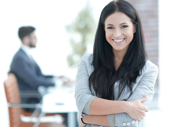 Succesvolle jonge zakenvrouw op de office-achtergrond — Stockfoto