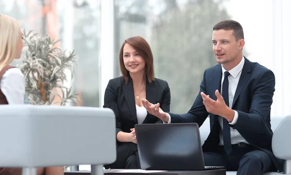 Equipo de negocios hablando en el vestíbulo de oficinas — Foto de Stock