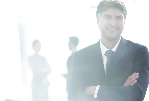 Retrato de empresario confiado en el fondo de la oficina — Foto de Stock