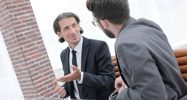 Zwei Geschäftsleute diskutieren das Problem — Stockfoto