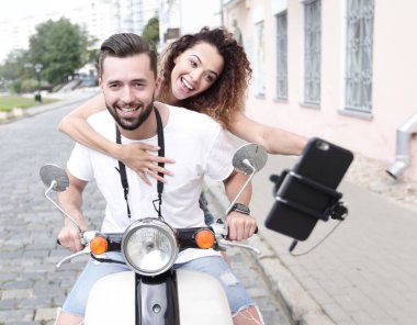 Mutlu çift motosiklet üzerinde seyahat. Seyahat kavramı