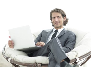 şık rahat sandalyede oturan bir dizüstü bilgisayar ile modern iş adamı