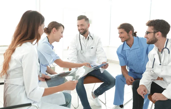 Personal médico que discute la radiografía de un paciente — Foto de Stock