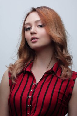 Sarışın kıvırcık saç modeli ve kırmızı dudaklar ile