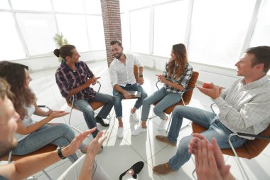 Yaratıcı takım koçu alkışlıyor.