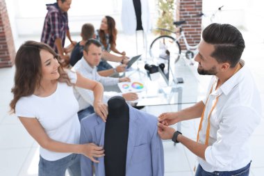 Tasarımcılar yeni kıyafet modelleri üzerinde çalışıyorlar