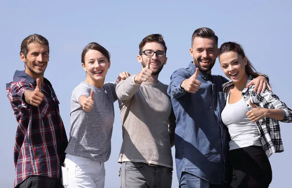 Grupo de jovens mostrando polegar para cima — Fotografia de Stock