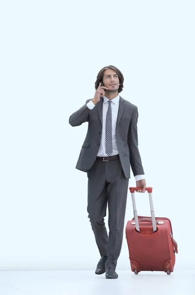Uomo d'affari con valigia da viaggio che parla al telefono — Foto Stock